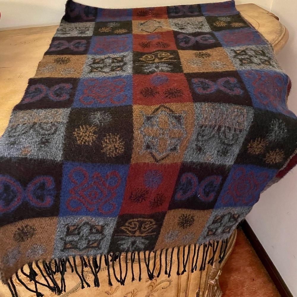 FENDI SCARF 100%
ACRYLIC BARQUE PRINT
68" /19" EXCELLENT
CONDITION